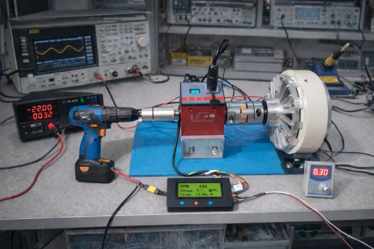 Měřící stand s magnetickou brzdou